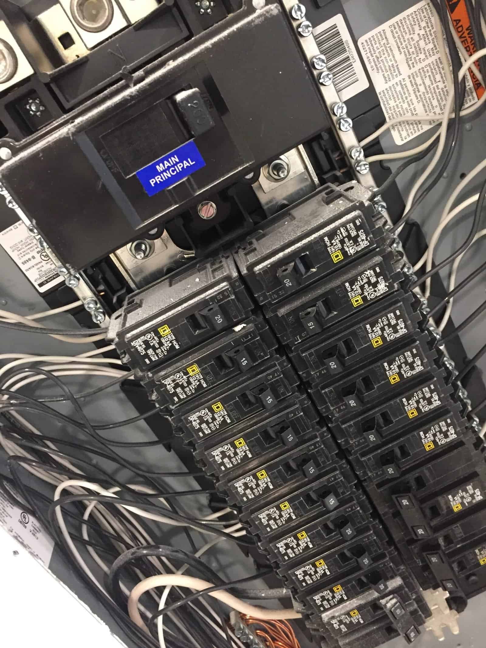 Interruptor principal y disyuntores eléctricos en panel de control industrial para servicios eléctricos residenciales y comerciales. Instalaciones eléctricas seguras y confiables en CDMX.